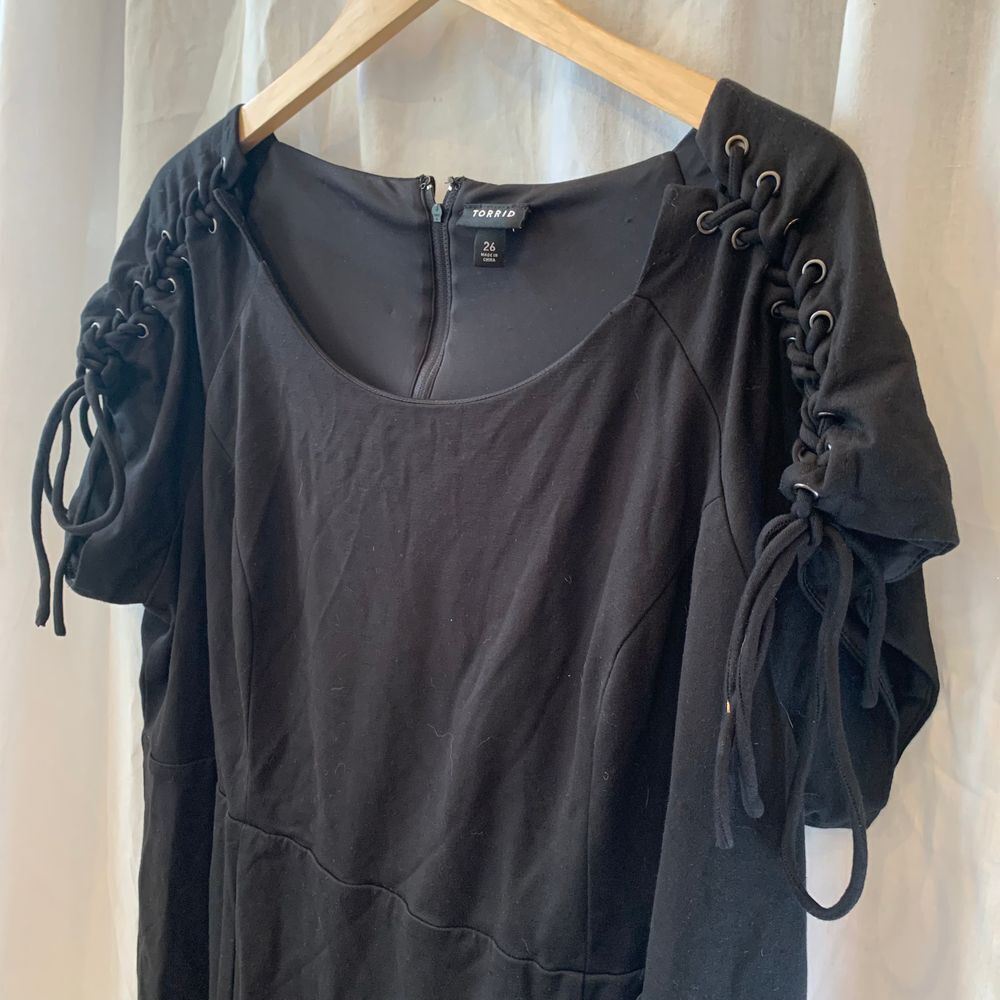 EUC Torrid Black Grommet and‎ Lacing Shoulder Zip Back Mini Dress Size 26 - Picture 4 of 11